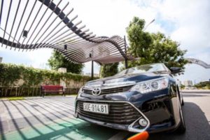 Hình ảnh: xe Toyota Camry sang trọng, hiện đại.